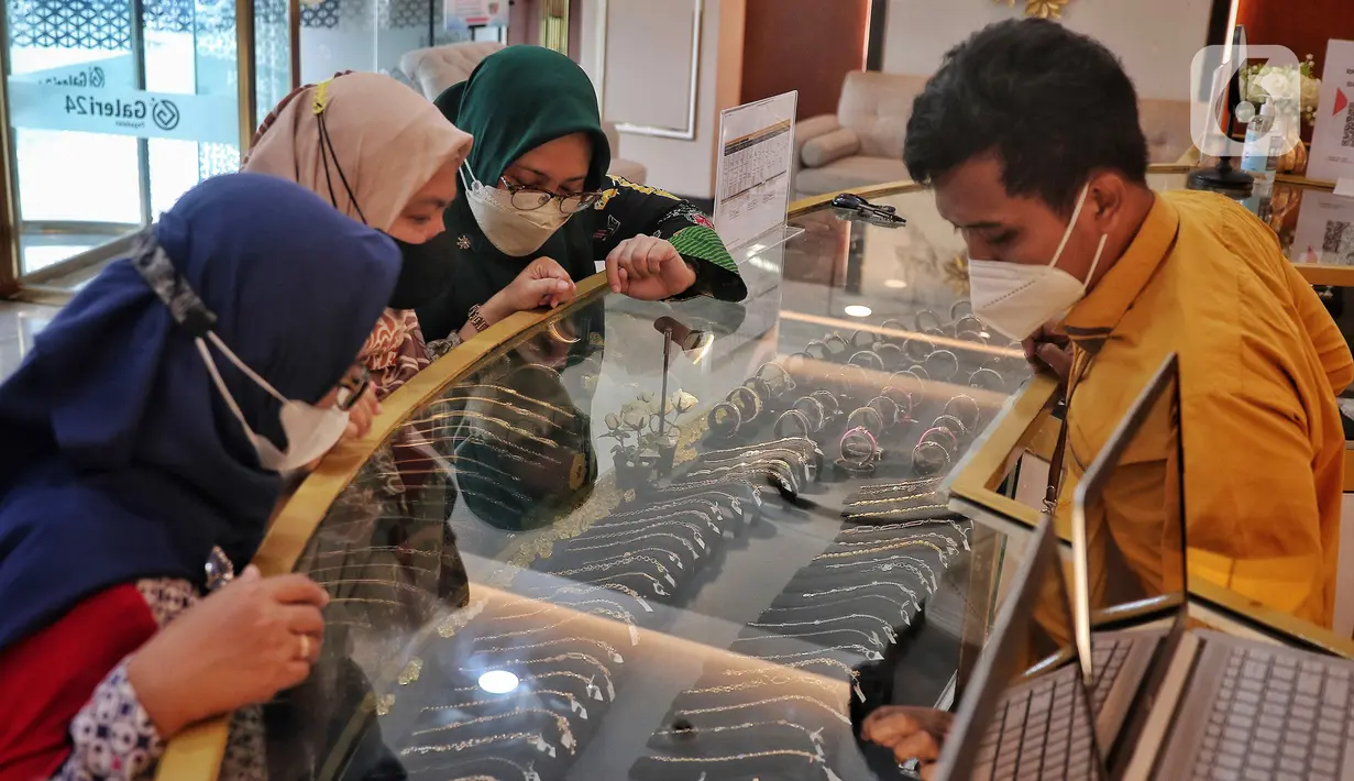 <p>Pelanggan melihat perhiasan emas yang tersusun dalam etalase di Galeri 24, Jakarta, Selasa (13/9/2022). Selain emas batangan, Antam juga menjual bentuk lain seperti koin dinar, dirham, maupun emas koleksi lainnya. (Liputan6.com/Angga Yuniar)</p>