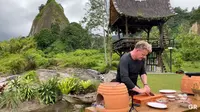 Gordon Ramsay memasak omelette dengan bumbu rendang saat syuting program Gordon Ramsay: Uncharted di Sumatra Barat. (dok. screenshot video YouTube/Gordon Ramsay)