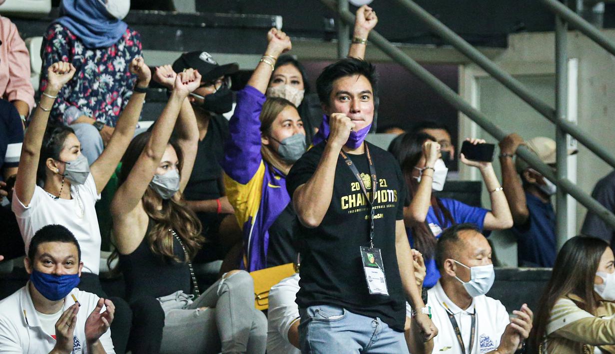 Artis tersebut mulai dari Baim Wong, Paula Verhoeven, Wulan Guritno, Lukman Sardi hingga Augie Fantinus. Mereka tampak menikmati laga kompetisi basket tertinggi di tanah air tersebut. (Bola.Com/Bagaskara Lazuadi)