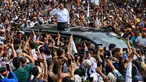 Calon Presiden nomor urut 1, Anies Baswedan (berbaju putih) menyapa para pendukungnya saat kampanye pemilu di Banda Aceh pada 27 Januari 2024. (CHAIDEER MAHYUDDIN/AFP)