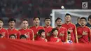 Pemain Timnas Indonesia -19 saat menyanyikan lagu Indonesia Raya jelang melawan Uni Emirat Arab U-19 pada penyisihan Grup A Piala AFC U-19 2018 di Stadion GBK, Jakarta, Rabu (24/10). Indonesia unggul 1-0. (Liputan6.com/Helmi Fithriansyah)