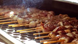 Membakar sate daging kambing (Pexels)