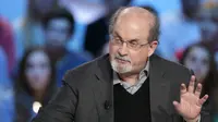Penulis Inggris Salman Rushdie mengambil bagian dalam acara TV "Le grand journal" di set Saluran TV Prancis+ di Paris, 16 November 2012. (KENZO TRIBOUILLARD/AFP)