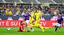 Pemain Inter Milan Nicolo Barella (kanan tengah) mencetak gol ke gawang Fiorentina pada pertandingan sepak bola Liga Italia di Artemio Franchi Stadium, Florence, Italia, 22 Oktober 2022. (Massimo Paolone/LaPresse via AP)