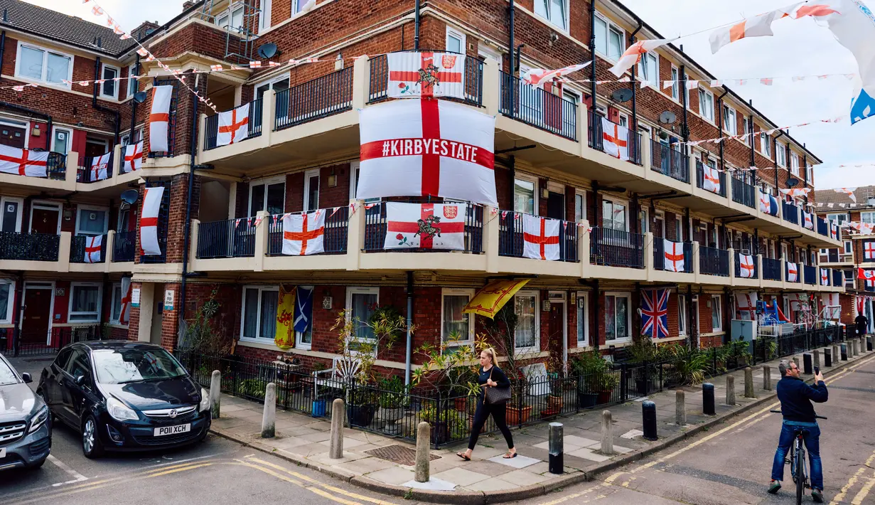 Bendera St George, bendera nasional Inggris, berkibar dari rumah warga menjelang laga final 2024 antara Spanyol vs Inggris di Kirby Estate di Bermondsey, London selatan, Jumat (12/7/2024). (BENJAMIN CREMEL / AFP)