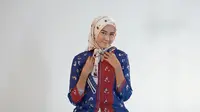 Tutorial Hijab untuk Kebaya ala Lia Karina (dok. HijUP)