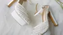 Gaun pernikahan Gritte pun dipadukan dengan pump heels putih berpayet yang didesain spesial oleh Langkah by Linalee. @langkahbylinalee