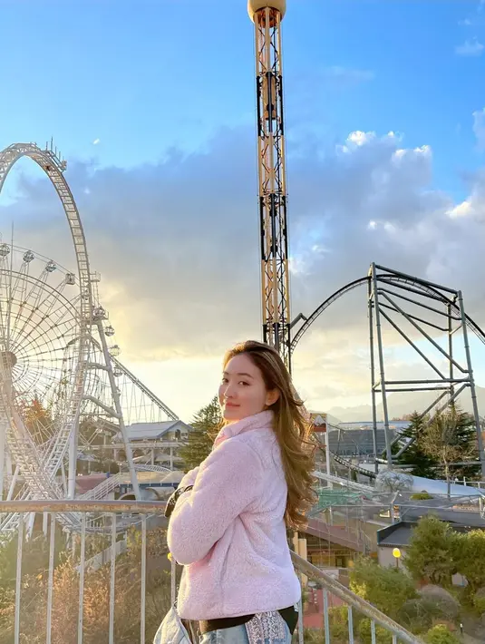 Seperti saat ia berkunjung ke desa Konoha atau Naruto x Boruto Fuji Hidden Leaf Village. Ia tampil mantel musim dingin berwarna pink pastel yang dipadu celana jeans.