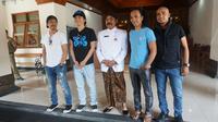 Personel grup band Slank pamitan kepada Wali Kota Solo usai sepekan rekaman di Studio Lokananta Solo, Kamis (7/2).(Liputan6.com/Fajar Abrori)