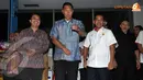 Ketua PBSI Gita Wirjawan (tengah), Menpora Roy Suryo (kiri) dan Ketua KONI Tono Suratman (kanan) turut hadir menyambut kedatangan tim bulutangkis Indonesia (Liputan6.com/ Helmi Fithriansyah).