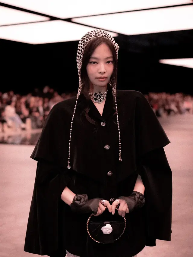 8 Gaya Memukau Selebriti Hadiri Fashion Show Chanel di Tokyo, Jennie BLACKPINK, Park Seo Joon, hingga Kristen Stewart