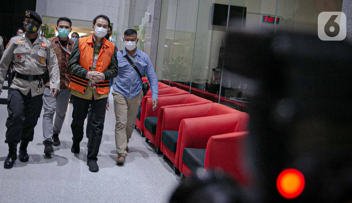 Wakil Ketua DPR Aziz Syamsuddin meninggalkan Gedung KPK usai rilis penetapan tersangka dan penahanan di Jakarta, Sabtu (25/9/2021). Politisi Partai Golkar ini ditetapkan sebagai tersangka dan langsung ditahan KPK terkait kasus penanganan perkara di Kabupaten Lampung Tengah. (Liputan6.com/Faizal Fana