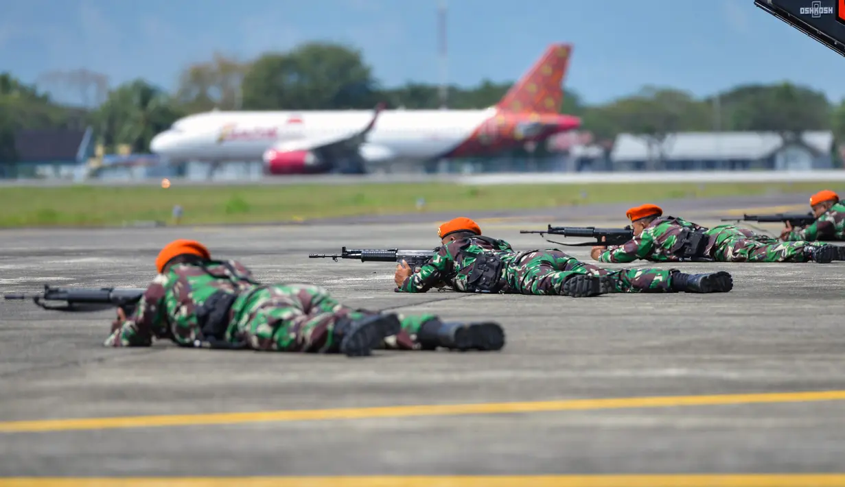Sejumlah personel TNI AU bersiap melakukan tembakan saat latihan serangan pesawat di Lanud Sultan Iskandar Muda, Blang Bintang, Provinsi Aceh, Kamis (19/2/2020). (CHAIDEER MAHYUDDIN/AFP)