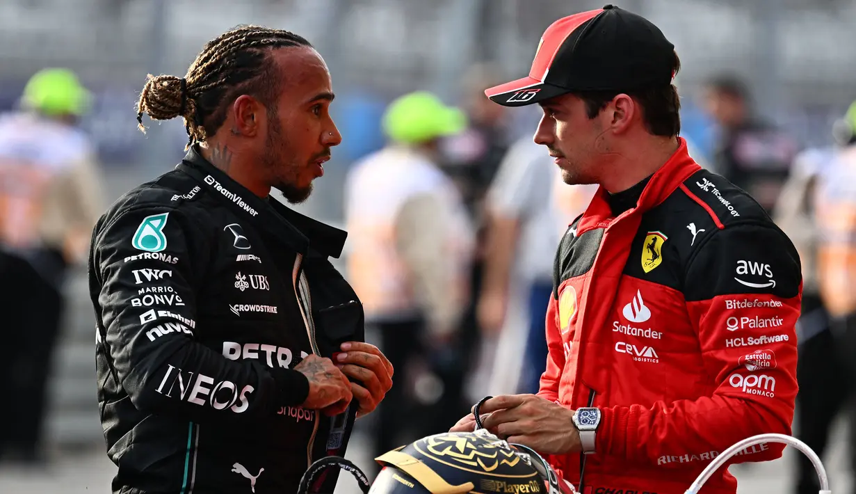 Pembalap Mecedes, Lewis Hamilton (kiri) dan pembalap Ferrari, Charles Leclerc didiskualifikasi dari Formula 1 GP Amerika Serikat karena melanggar regulasi teknis. (AFP/Chandan Khanna)