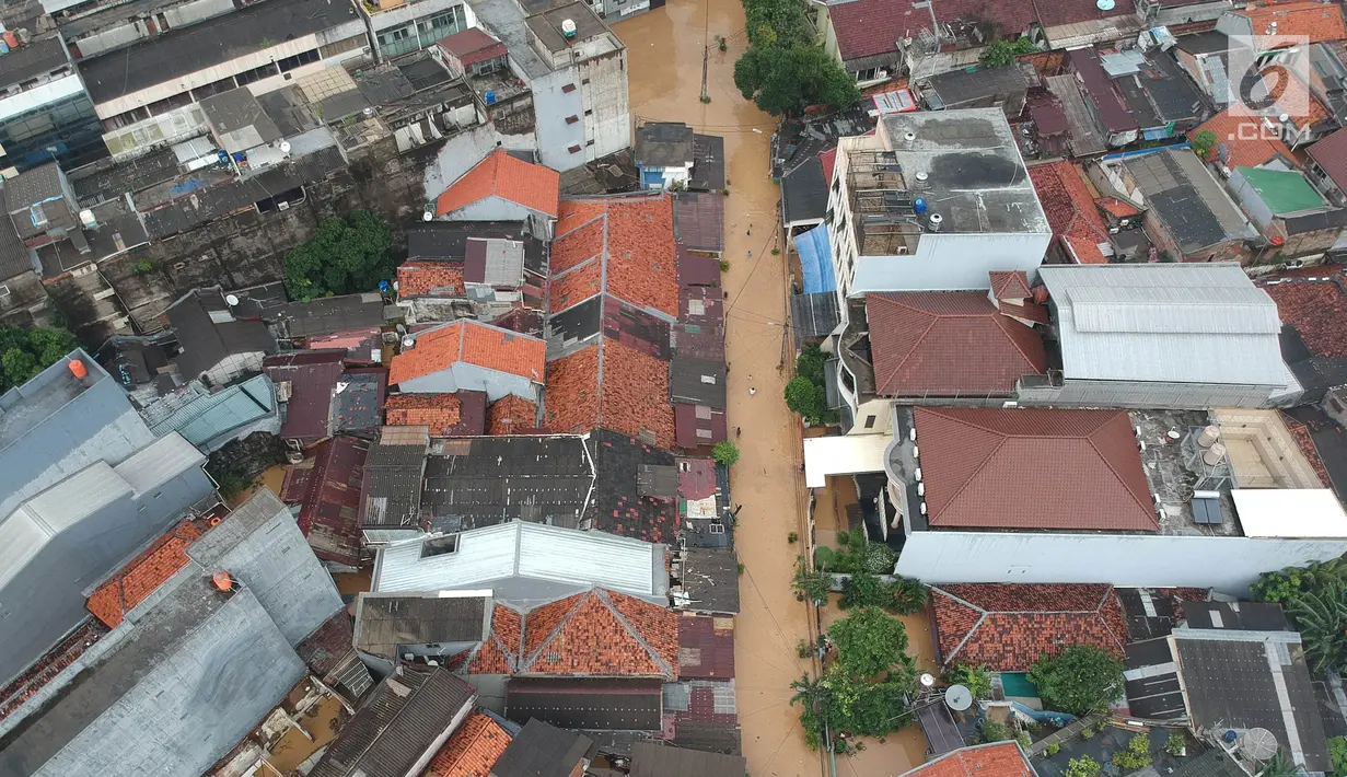 Pemandangan aerial suasana luapan sungai Ciliwung yang menggenangi Jalan Jatinegara Barat, Jakarta Timur, Selasa (6/2). Kiriman debit air dari hulu (Bogor) membuat sejumlah kawasan di bantaran Kali Ciliwung meluap. (Liputan6.com/Arya Manggala)