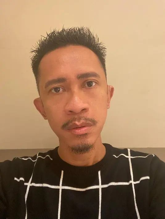 Belakangan ini, penampilan Amink Supriatna Sugandhi alias Aming mencuri perhatian warganet. Aktor asal Bandung itu tampil dengan rambut pendek dengan model pomade. Berikut beberapa potret penampilan Aming dengan rambut pendek perdananya. [Instagram/amingisback]