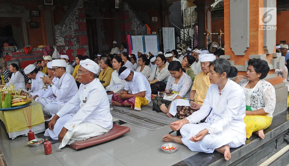 Sejumlah umat Hindu mengikuti prosesi upacara Mecaru jelang perayaan Hari Nyepi Tahun Baru Saka 1941 di Pura Tribhuana Agung Sukmajaya Depok, Jawa Barat, Rabu (6/3). (Liputan6.com/Herman Zakharia)