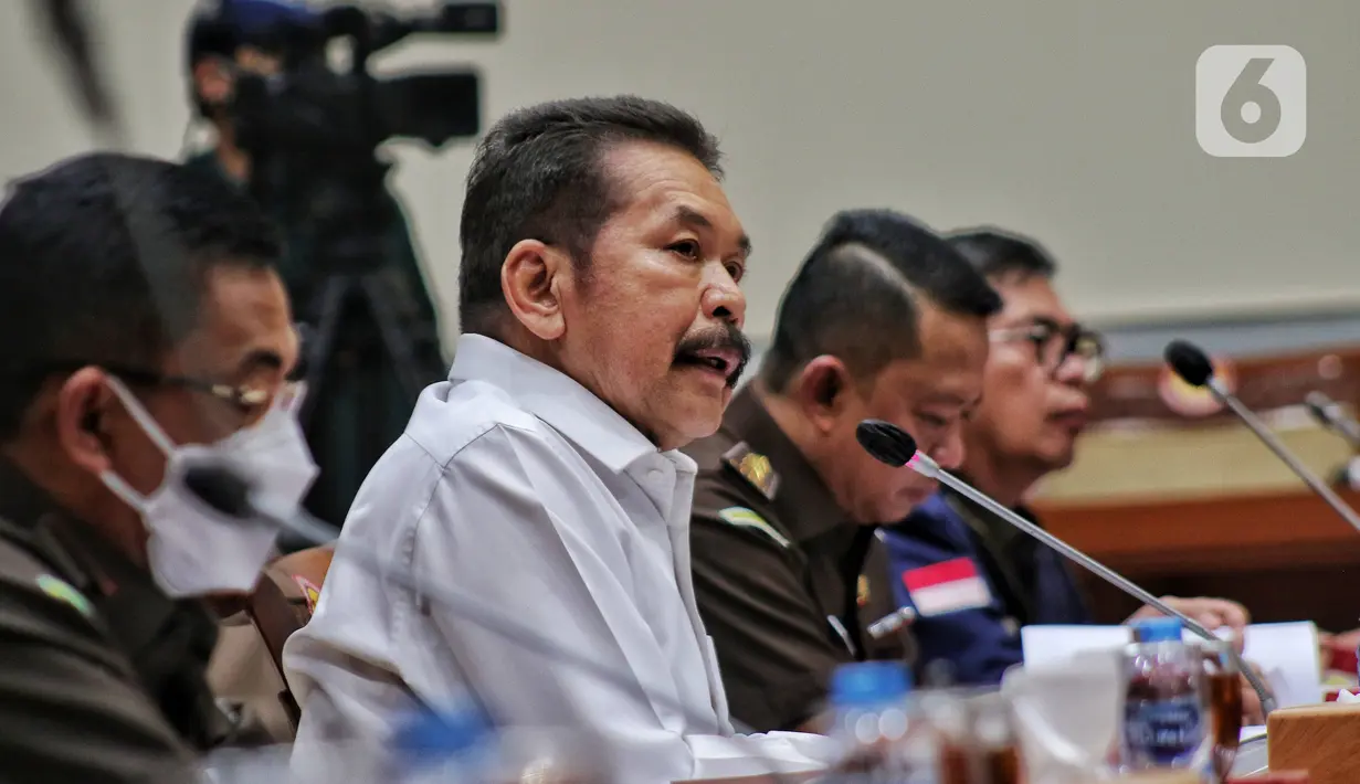 Jaksa Agung ST Burhanuddin saat mengikuti rapat dengar pendapat dengan Komisi III DPR RI di Jakrta, Selasa (23/8/2022). Rapat tersebut membahas perkembangan kasus Korupsi Surya Darmadi 78 T dan kasus Korupsi PT Waskita Beton Precast Tbk. (Liputan6.com/Angga Yuniar)