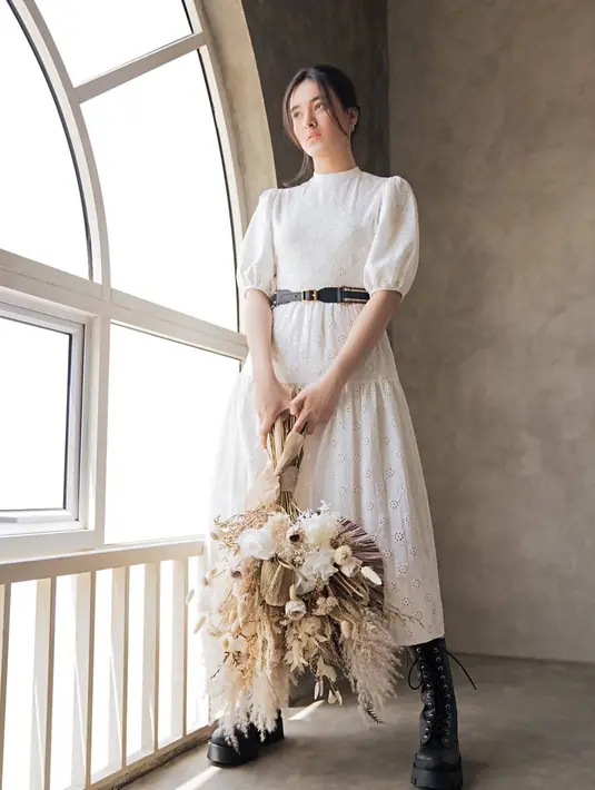 Dalam berbagai tema pemotretan, ketika Mawar memakai dress gayanya pun langsung terlihat anggun. Apalagi saat mengenakan busana bernuansa vintage, penampilannya pun tetap terlihat luwes. (Liputan6.com/IG/@mawar_eva)
