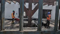 Pekerja menyelesaikan proyek Konservasi Museum Bahari di Penjaringan, Jakarta, Kamis (25/7/2019). Dalam rencana konservasi ini, perbaikan dilakukan terhadap dua zona yang cukup parah terdampak kebakaran, yakni Zona A dan Zona C Museum Bahari. (merdeka.com/Iqbal S Nugroho)
