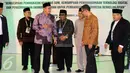 Menteri Agama Lukman Hakim Saifudin (ketiga kiri) berbincang dengan pengurus Lembaga Dakwah Islam Indonesia di Jakarta, Selasa (8/11). Munas bertujuan membangun perpektif baru dalam kehidupan berbangsa dan bernegara. (Liputan6.com/Helmi Fithriansyah)