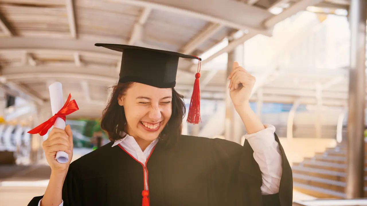 Ide Kado Wisuda Terbaik untuk Pacar dan Sahabat, Dijamin Wanita Suka!