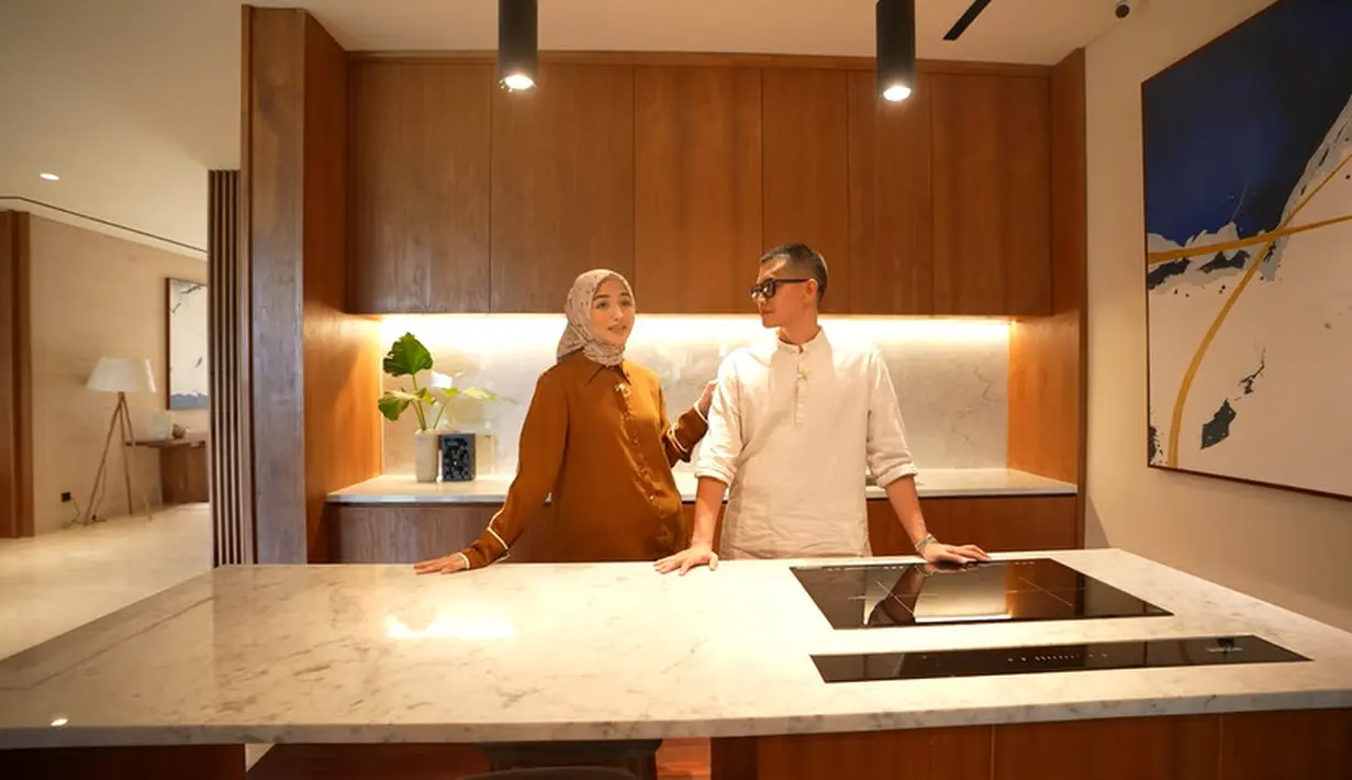 Potret berikut merupakan dapur bersih.Selain menggunakan nuansa kayu, peralatan juga menggunakan modern. Dapur bersih ini salah satu tempat favorit Citra. [Youtube/CikyCitraRezky]