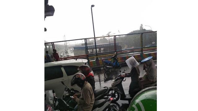 5 Momen Apes Saat Hujan Ini Bikin Nyesek