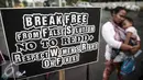 Poster berisi tuntutan keadilan dibawa saat aksi di depan Istana Negara, Jakarta, Selasa (17/5). Sejumlah wanita ini meminta pemerintah tegas dan konsisten dalam langkah mengatasi perubahan iklim. (Liputan6.com/Faizal Fanani)