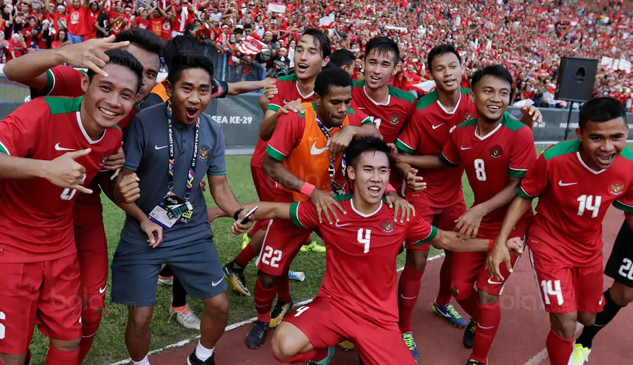 Para pemain timnas Indonesia merayakan kemenangan atas Kamboja di Stadion Shah Alam, Selangor, Kamis, (24/8/2017). Indonesia menang 2-0 atas Kamboja. (Bola.com/Vitalis Yogi Trisna)