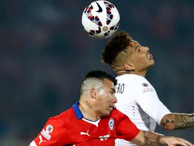 Duel panas terjadi antara Chili melawan Peru pada pertandingan semifinal Copa Amerika 2015 di National Stadium, Santiago, Chili, (29/6/2015). Chili melaju ke final usai mengalahkan Peru 2-1. (REUTERS/Marcos Brindicci)