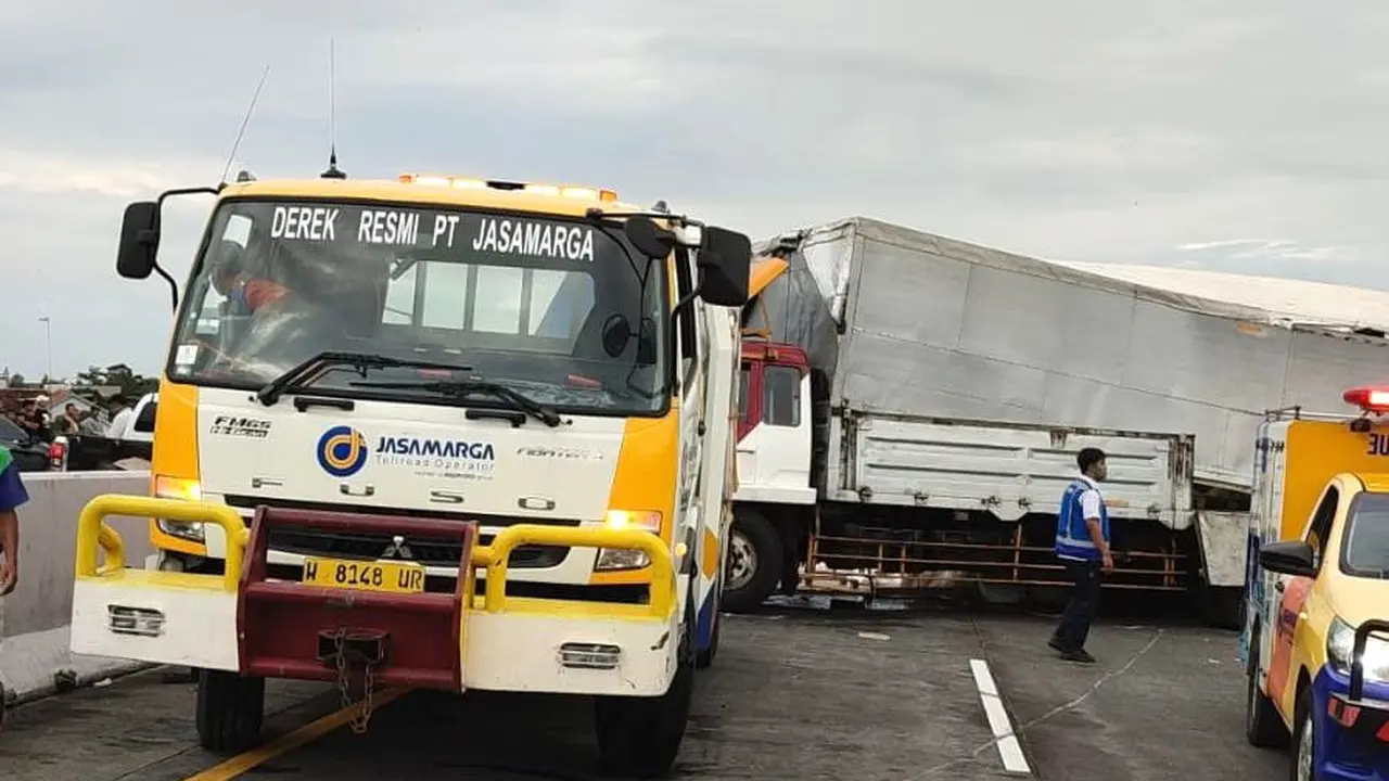 Kecelakaan bus dan truk di Kilometer (KM) 77+200 Jalan Tol Pandaan-Malang, Jawa Timur, pada Senin (23/12/2024) sore.