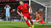 Gelandang Liverpool, Adam Lallana melakukan selebrasi usai mencetak gol ke gawang Stoke City pada pertandingan Liga Inggris di Anfield, Liverpool, (28/12). Liverpool menang telak atas Stoke dengan skor 4-1. (Reuters/Darren Staples)