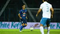 Gelandang Arema FC asal Jepang, Takafumi Akahoshi, dalam duel kontra PSIS Semarang di Stadion Kanjuruhan, Malang, Sabtu (31/8/2019). (Bola.com/Iwan Setiawan)