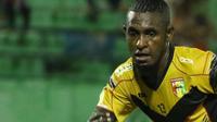 Pemain MItra Kukar, Yanto Basna saat bertanding melawan Persija di Stadion Manahan, Solo, (12/12/2015). (Bola.com/Nicklas Hanoatubun)