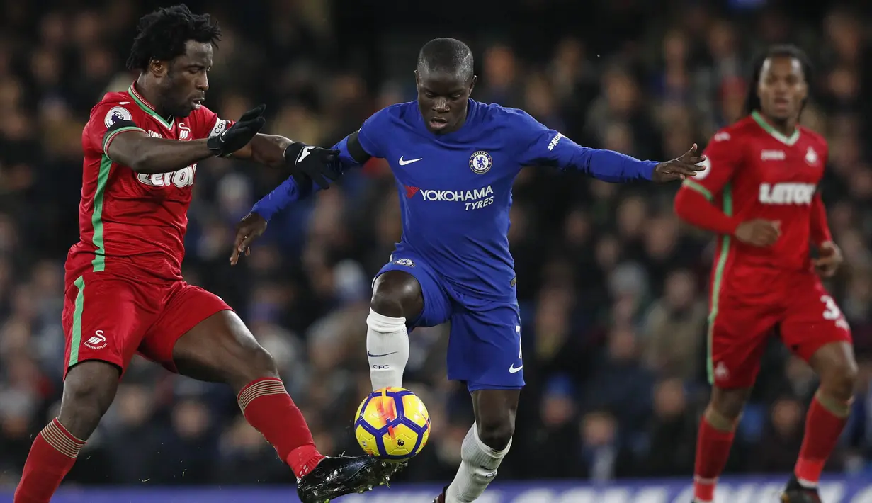 Gelandang Chelsea, N'Golo Kante, berusaha melewati striker Swansea, Wilfried Bony, pada laga Premier League di Stadion Stamford Bridge, London, Rabu (29/11/2017). Chelsea menang 1-0 atas Swansea. (AFP/Adrian Dennis)