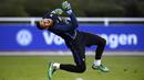 Aksi Alphonse Areola saat berlatih jelang melawan Bulgaria pada kualifikasi Piala Dunia 2018 di di Clairefontaine-en-Yvelines dekat Paris, (4/10/2016). (AFP/Franck Fife)