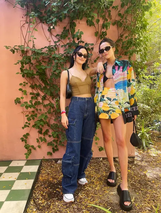 Cami Mendes dan Zoey Deutch dalam koleksi H&M lewat set kemeja dan skort plus tank top dan jeans cargo (Foto: Instagram @camimendes @zoeydeutch)