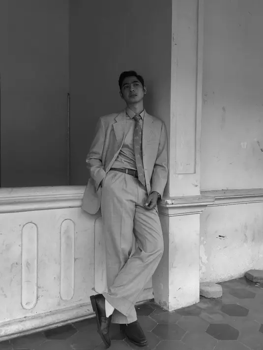 Aktor yang telah berkarier sejak 2011 lewat peran-peran di FTV ini telah menjajal berbagai peran dan karakter. Beberapa peran yang ia lakoni di sinetron amupun film, sesekali membuat dirinya memakai setelan jas formal. (Liputan6.com/IG/arya.saloka)