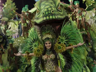 Peserta dari sekolah tari Rocinha saat memamerkan aksi mereka dengan segala atribut yang unik untuk memeriahkan Karnaval Tahunan Brasil di Sao Paulo (5/2). (REUTERS/Ricardo Moraes)