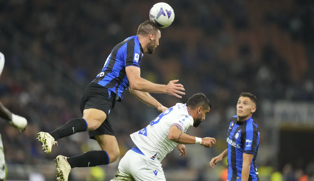Bek Inter Milan Stefan de Vrij melakukan sundulan dengan gelandang Sampdoria Tomas Rincon pada giornata ke-12 Serie A 2022/23 di Giuseppe Meazza, Minggu (30/10/2022) dini hari WIB. Ketiga gol Inter pun diciptakan oleh Stefan de Vrij di menit 21, lalu Nicolo Barella (44’), dan Joaquin Correa (73’). (AP Photo/Luca Bruno)