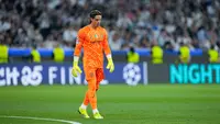 Kiper Inter Milan, Yann Sommer, tertunduk lesu setelah gagal meraih trofi Liga champions 2024/2025 di Stadion Allianz Arena, Minggu (01/06/2025) dini hari WIB. (AP Photo/Martin Meissner)