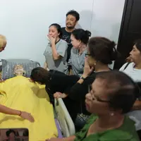 Sebelum jenazah diberangkatkan ke RS Dharmais untuk disemayamkan, pihak keluarga dan para pelayat lainnya berdiri di sisi mendiang dan berdoa bersama. Tentunya, tak kuasa air mata jatuh di pelupuk mata para pelayat. (Adrian Putra/Bintang.com)