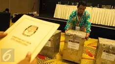 Petugas mengambil berita acara seusai rekapitulasi penghitungan suara tingkat kota Pemilihan Gubernur dan Wakil Gubernur DKI Jakarta putaran dua di Ancol, Jakarta, Kamis (27/4). (Liputan6.com/Gempur M. Surya)