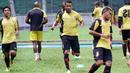 Alberto Gocalves dan rekan-rekannya berlatih daya tahan fisik jelang laga Torabika SC 2016 melawan Persija Jakarta di Stadion Utama Gelora Bung Karno, Kamis (23/6/2016). (Bola.com/Nicklas Hanoatubun)