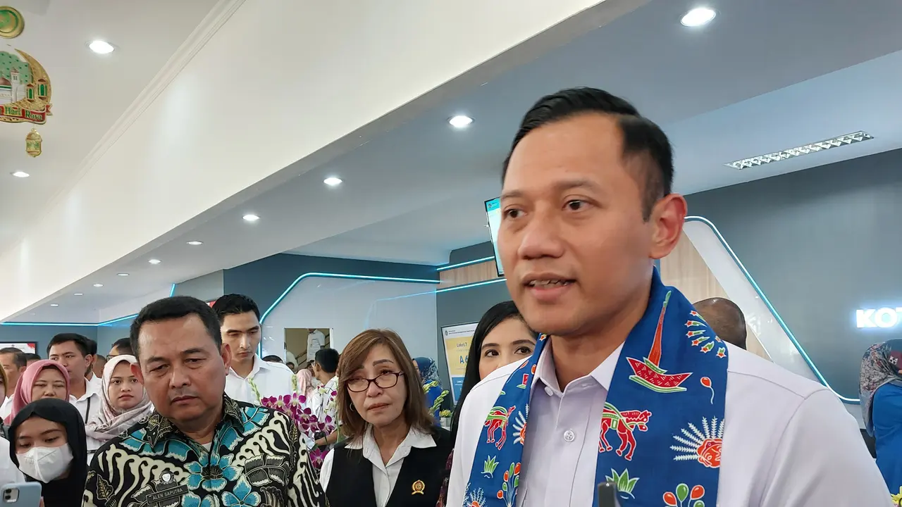 Menteri Agraria dan Tata Ruang/Kepala Badan Pertanahan Nasional (ATR/BPN) Agus Harimurti Yudhoyono meresmikan Kantor Pelayanan Pertanahan di Jakarta Selatan, Rabu (3/4/2024). (Arief/Liputan6.com