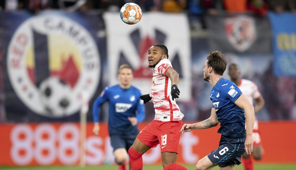 Ronaldo sendiri baru menorehkan 18 gol dan tiga assist bersama Manchester United musim ini. Sementara La Pulga baru menyumbang delapan gol dan 13 assist. (Sebastian Kahnert/dpa via AP)