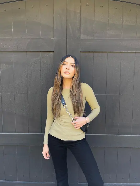 Bahkan bisa dibilang, gaya fashion dan makeupnya sekilas menyerupai Kendall Jenner.