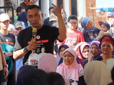 Calon Gubernur DKI Jakarta nomor urut 2, Dharma Pongrekun saat berkampanye dengan datang langsung menemui warga di sekitar Kawasan Jalan Rawa Bambu RT 009/RW 06 Pasar Minggu, Jakarta, Rabu (6/11/2024). (Liputan6.com/Herman Zakharia)