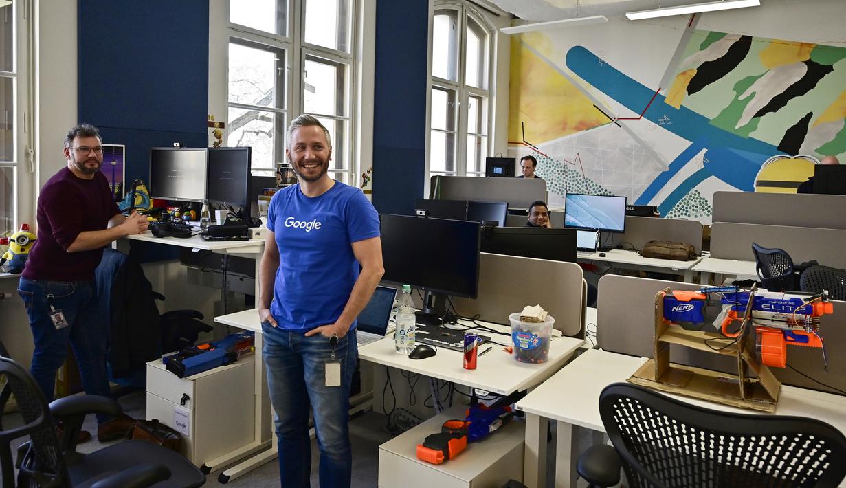 Seorang karyawan berpose pada hari pembukaan kantor baru raksasa mesin pencari internet, Google, di Berlin, Selasa (22/1). Google kembali membuka kantor cabang yang baru di ibu kota Jerman tersebut. (Photo by Tobias SCHWARZ / AFP)